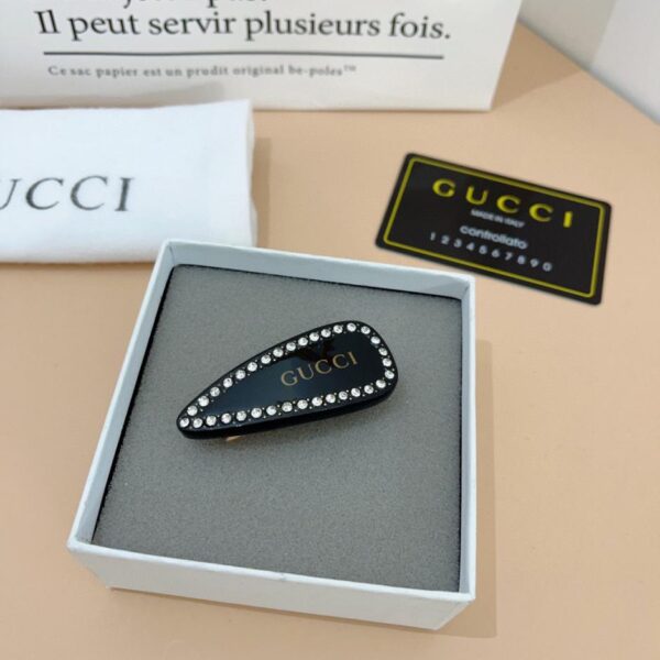 Viene fornito con confezione (singola) nuovo fermaglio per capelli Gucci GG