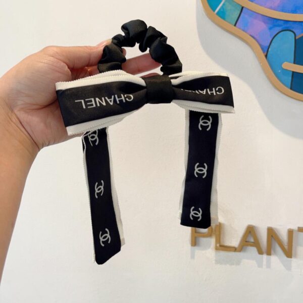 replica,repliche,fake,1:1,earrings,bracelet,ring,jewelry Viene fornito con la confezione CHANEL nuovo elastico per capelli in legno a forma di orecchio con lettera doppia C