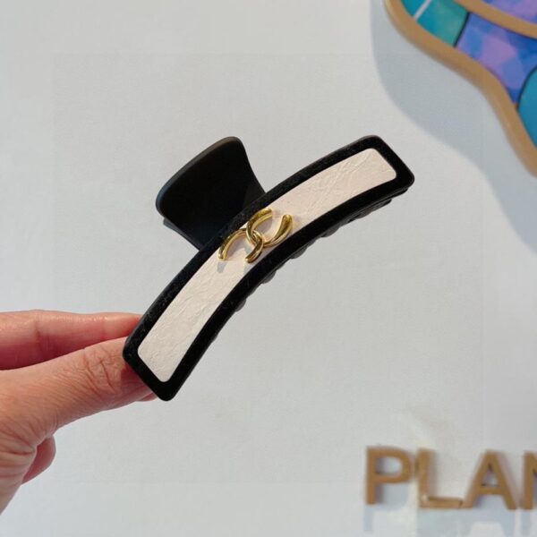 replica,repliche,fake,1:1,earrings,bracelet,ring,jewelry Viene fornito con la confezione CHANEL, nuova pinza in pelle retrò, forcina a becco d’anatra, classica lettera con logo, clip a molla