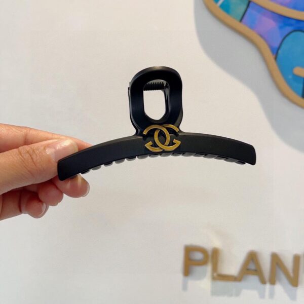 replica,repliche,fake,1:1,earrings,bracelet,ring,jewelry Viene fornito con la confezione CHANEL New Fashion Coreano Clip doppia C Clip grande squalo Semplice logo classico con lettera