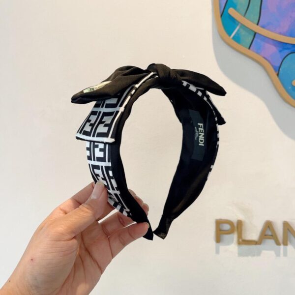 replica,repliche,fake,1:1,earrings,bracelet,ring,jewelry Viene fornito con la confezione FENDI nuova fascia per capelli con fiocco retrò