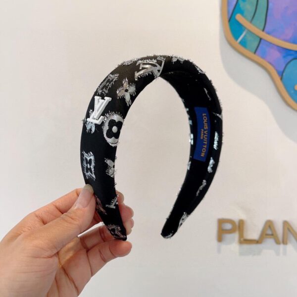 replica,repliche,fake,1:1,earrings,bracelet,ring,jewelry Viene fornito con la confezione della nuova fascia per capelli con graffiti Louis Vuitton