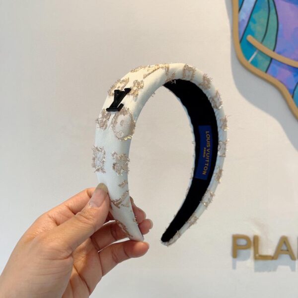replica,repliche,fake,1:1,earrings,bracelet,ring,jewelry Viene fornito con la confezione della nuova fascia per capelli con graffiti Louis Vuitton