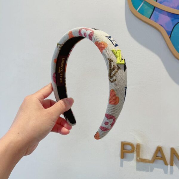 replica,repliche,fake,1:1,earrings,bracelet,ring,jewelry Viene fornito con la confezione della nuova fascia per capelli con graffiti Louis Vuitton