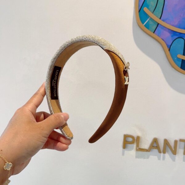 replica,repliche,fake,1:1,earrings,bracelet,ring,jewelry Viene fornito con la confezione della nuova fascia Louis Vuitton