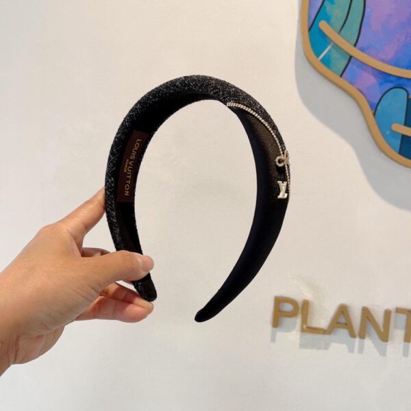 replica,repliche,fake,1:1,earrings,bracelet,ring,jewelry Viene fornito con la confezione della nuova fascia Louis Vuitton