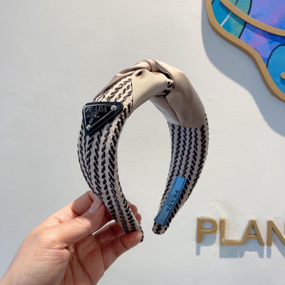 replica,repliche,fake,1:1,earrings,bracelet,ring,jewelry Viene fornito con la confezione PRADA nuova fascia per capelli alla moda a triangolo invertito replica,repliche,fake,1:1,earrings,bracelet,ring,jewelry Viene fornito con la confezione PRADA nuova fascia per capelli alla moda a triangolo invertito