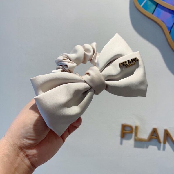 replica,repliche,fake,1:1,earrings,bracelet,ring,jewelry Viene fornito con confezione Anello per intestino crasso importato da PRADA, elastico con marchio in ferro a triangolo invertito, fascia per capelli in raso di seta per celebrità