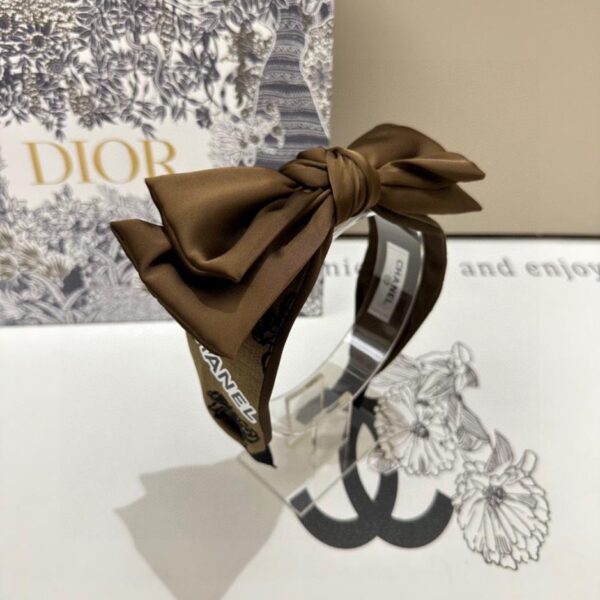 replica,repliche,fake,1:1,earrings,bracelet,ring,jewelry Viene fornito con la confezione da banco della popolare fascia CHANEL