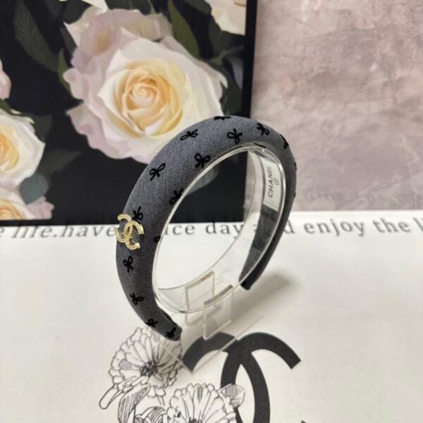replica,repliche,fake,1:1,earrings,bracelet,ring,jewelry Viene fornito con confezione da banco, l’ultima fascia con stampa a farfalla di CHANEL