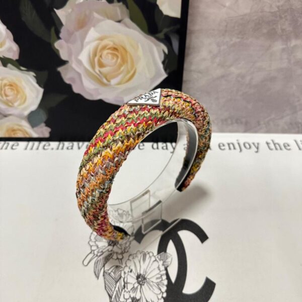 replica,repliche,fake,1:1,earrings,bracelet,ring,jewelry Viene fornito con la confezione da banco dell’ultima fascia high-tech di Prada