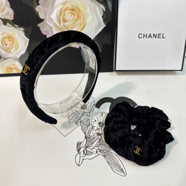 replica,repliche,fake,1:1,earrings,bracelet,ring,jewelry (Set di due pezzi) Viene fornito con confezione da banco L’ultimo set di due pezzi in velluto di CHANEL composto da fascia per capelli + elastico per capelli