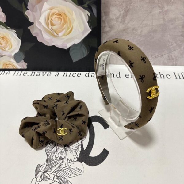 replica,repliche,fake,1:1,earrings,bracelet,ring,jewelry (Set da due pezzi) Viene fornito con confezione da banco L’ultimo set da due pezzi di CHANEL composto da fascia per capelli + elastico per capelli
