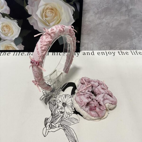 replica,repliche,fake,1:1,earrings,bracelet,ring,jewelry (Set di due pezzi) Viene fornito con confezione da banco L’ultimo set di due pezzi di Miu Miu composto da fascia per capelli + elastico per capelli