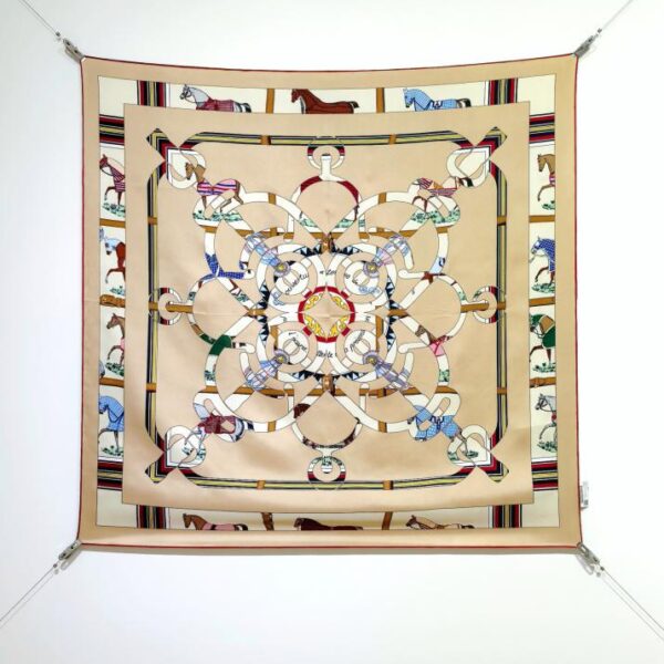 SHMS2508 18mm fronte-retro 90x90cm twill di seta Hermès "Spurs dorati e sovrastampa di drappeggio di cavallo" (596C)