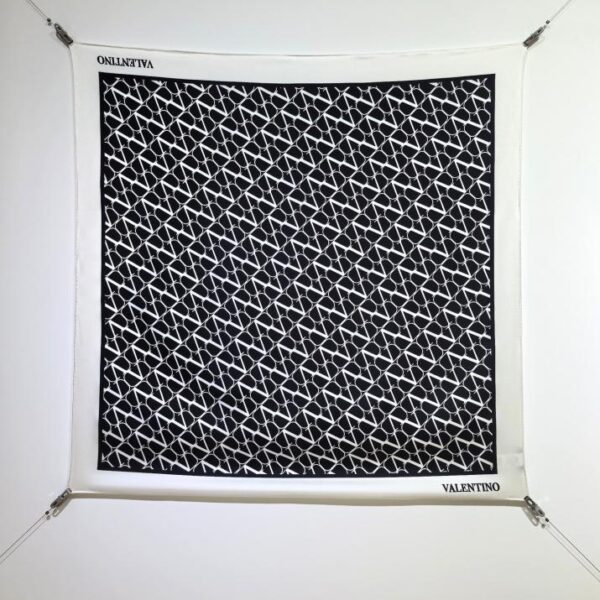 SVT2501 18mm bifacciale 90x90cm twill di seta Valentino "Full frame V" (CCC7)
