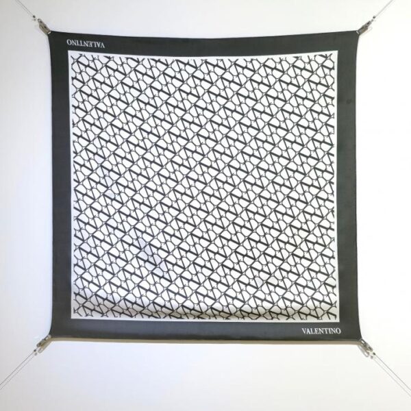 SVT2501 18mm double face 90x90cm twill di seta Valentino "Full frame V" (E0B8)