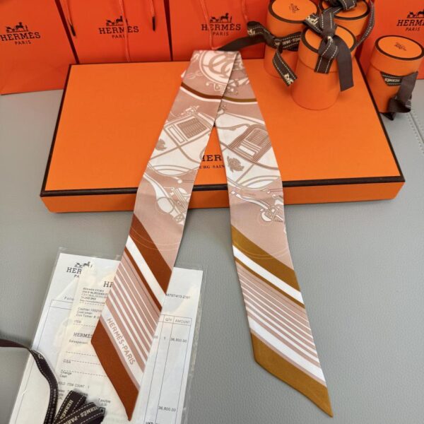 replica,repliche,fake,1:1,earrings,bracelet,ring,jewelry Sciarpa Twilly Hermes “Book Collection” (100% seta di gelso)