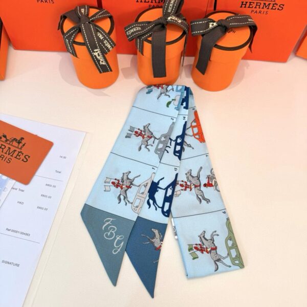 replica,repliche,fake,1:1,earrings,bracelet,ring,jewelry Sciarpa Twilly Hermes “Horse Parade” Nastro di seta Twilly (100% seta di gelso)