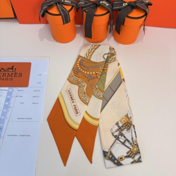 replica,repliche,fake,1:1,earrings,bracelet,ring,jewelry Sciarpa Twilly “Feast” di Hermes. Nastro di seta twilly (100% seta di gelso)