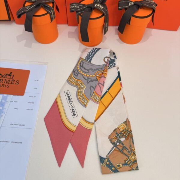 replica,repliche,fake,1:1,earrings,bracelet,ring,jewelry Sciarpa Twilly “Feast” di Hermes. Nastro di seta twilly (100% seta di gelso)
