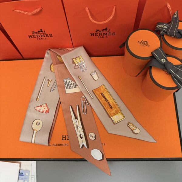 replica,repliche,fake,1:1,earrings,bracelet,ring,jewelry Sciarpa Twilly “Il mondo in borsa” di Hermes. Nastro di seta twilly (100% seta di gelso)