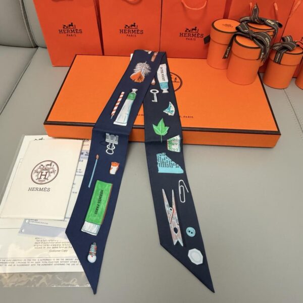 replica,repliche,fake,1:1,earrings,bracelet,ring,jewelry Sciarpa Twilly “Il mondo in borsa” di Hermes. Nastro di seta twilly (100% seta di gelso)