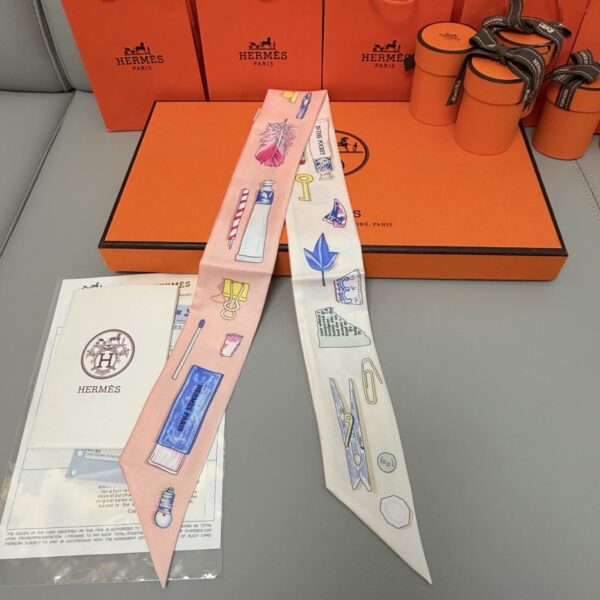 replica,repliche,fake,1:1,earrings,bracelet,ring,jewelry Sciarpa Twilly “Il mondo in borsa” di Hermes. Nastro di seta twilly (100% seta di gelso)