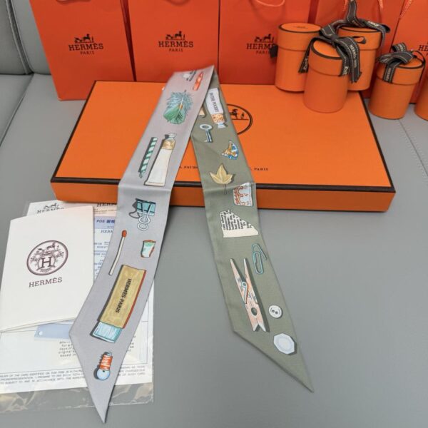 replica,repliche,fake,1:1,earrings,bracelet,ring,jewelry Sciarpa Twilly “Il mondo in borsa” di Hermes. Nastro di seta twilly (100% seta di gelso)