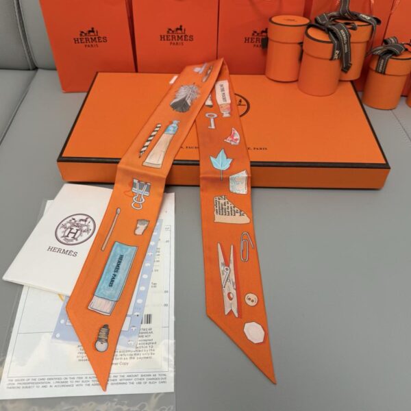 replica,repliche,fake,1:1,earrings,bracelet,ring,jewelry Sciarpa Twilly “Il mondo in borsa” di Hermes. Nastro di seta twilly (100% seta di gelso)