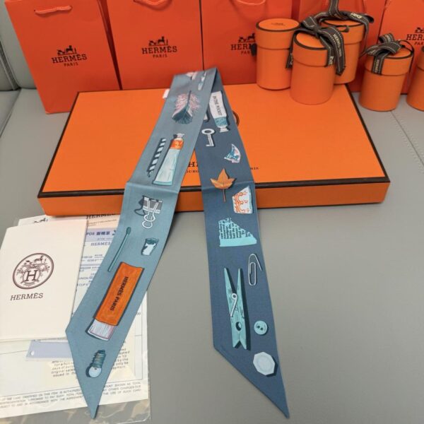replica,repliche,fake,1:1,earrings,bracelet,ring,jewelry Sciarpa Twilly “Il mondo in borsa” di Hermes. Nastro di seta twilly (100% seta di gelso)