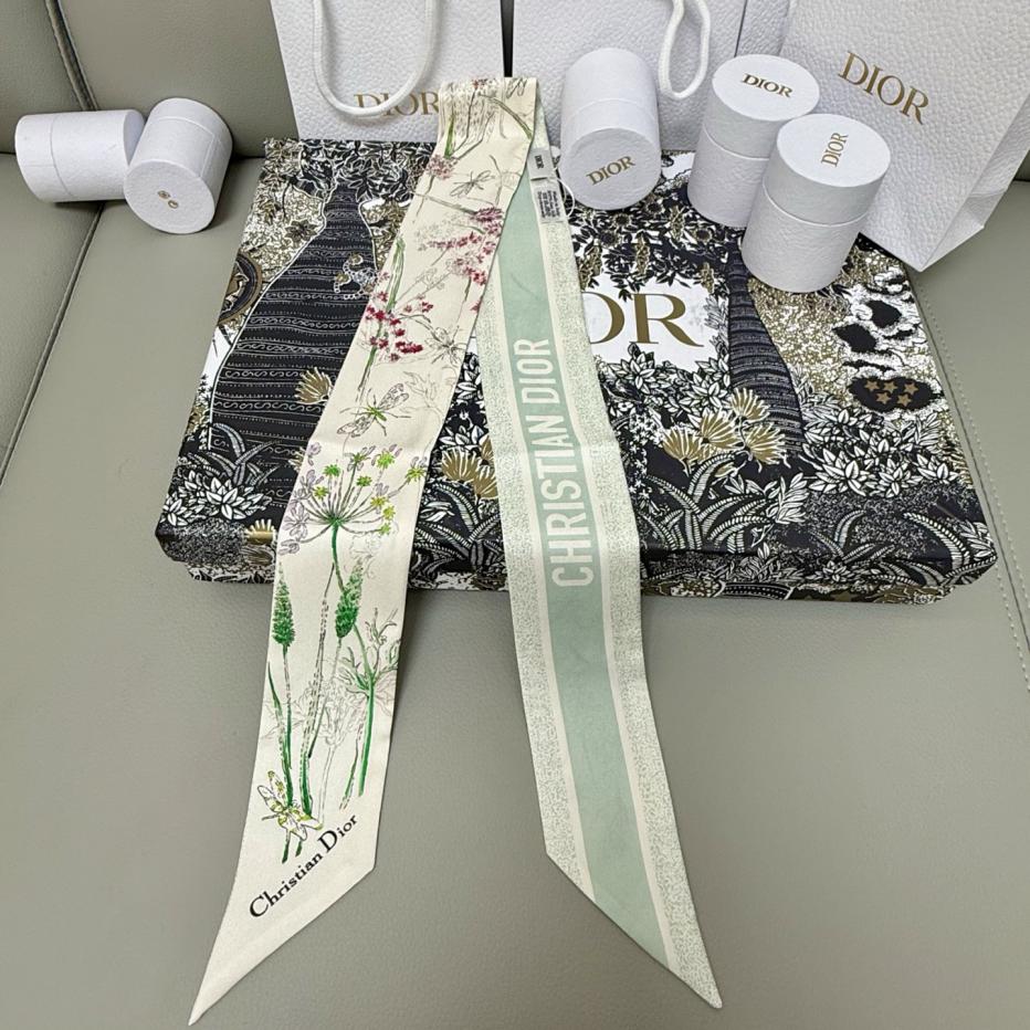 replica,repliche,fake,1:1,earrings,bracelet,ring,jewelry Sciarpa Dior in twilly di seta, classico stile floreale con libellula replica,repliche,fake,1:1,earrings,bracelet,ring,jewelry Sciarpa Dior in twilly di seta, classico stile floreale con libellula