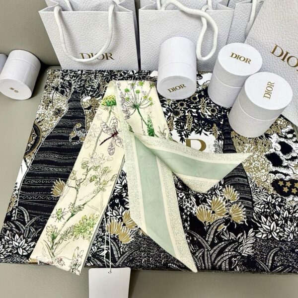 replica,repliche,fake,1:1,earrings,bracelet,ring,jewelry Sciarpa Dior in twilly di seta, classico stile floreale con libellula
