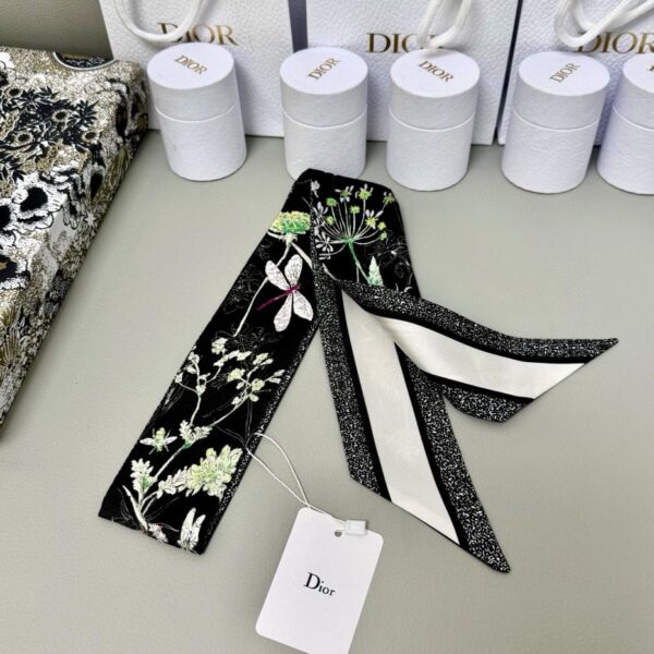 replica,repliche,fake,1:1,earrings,bracelet,ring,jewelry Sciarpa Dior in twilly di seta, classico stile floreale con libellula