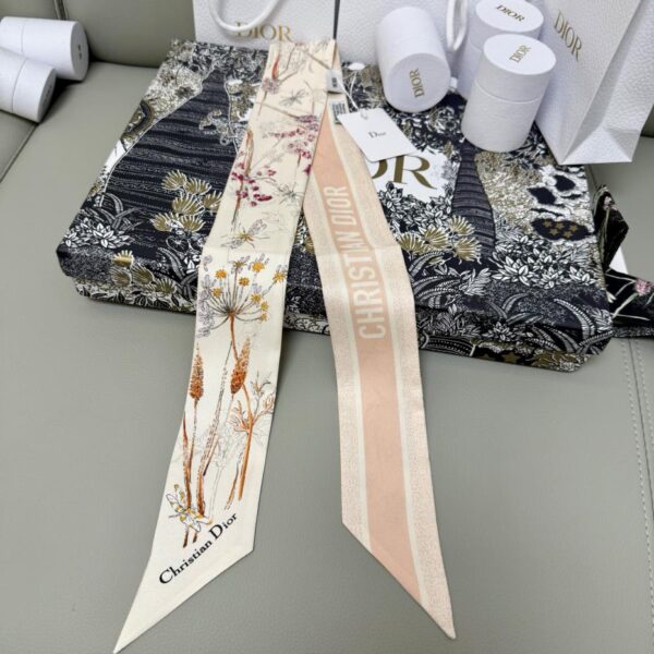 replica,repliche,fake,1:1,earrings,bracelet,ring,jewelry Sciarpa Dior in twilly di seta, classico stile floreale con libellula