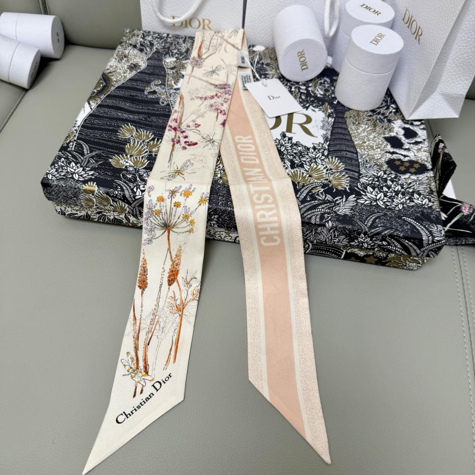 replica,repliche,fake,1:1,earrings,bracelet,ring,jewelry Sciarpa Dior in twilly di seta, classico stile floreale con libellula replica,repliche,fake,1:1,earrings,bracelet,ring,jewelry Sciarpa Dior in twilly di seta, classico stile floreale con libellula