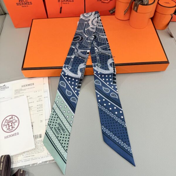 Speroni dorati Hermès twilly 100% seta di gelso, nastro da 18 mm