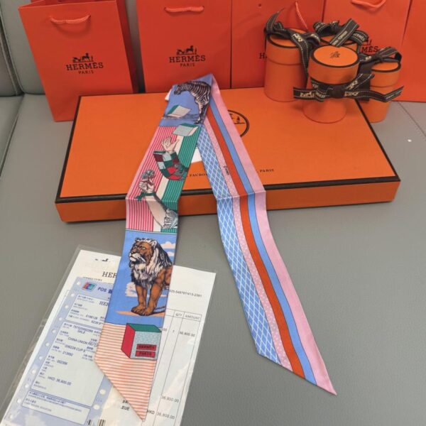 replica,repliche,fake,1:1,earrings,bracelet,ring,jewelry Sciarpa Twilly Hermes “New Grand Theatre” (100% seta di gelso)