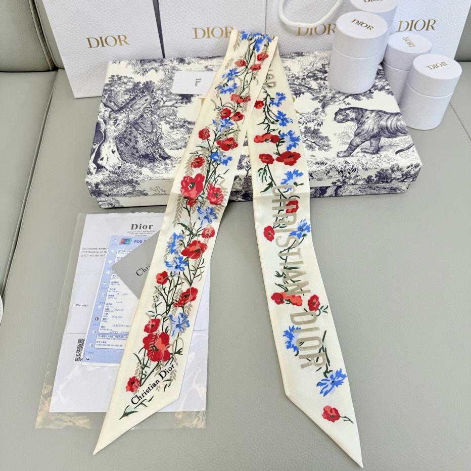 replica,repliche,fake,1:1,earrings,bracelet,ring,jewelry Sciarpa Dior in seta con fiori di gelso, il modello è splendido come un giardino primaverile, colorato replica,repliche,fake,1:1,earrings,bracelet,ring,jewelry Sciarpa Dior in seta con fiori di gelso, il modello è splendido come un giardino primaverile, colorato