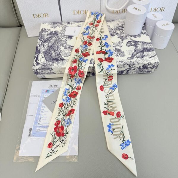 replica,repliche,fake,1:1,earrings,bracelet,ring,jewelry Sciarpa Dior in seta con fiori di gelso, il modello è splendido come un giardino primaverile, colorato