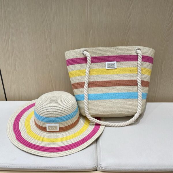 Set Prada estivo in due pezzi con cappello di paglia a tesa larga a righe e borsa di paglia