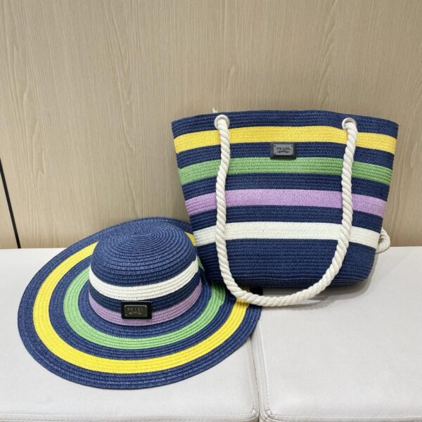 Set Prada estivo in due pezzi con cappello di paglia a tesa larga a righe e borsa di paglia