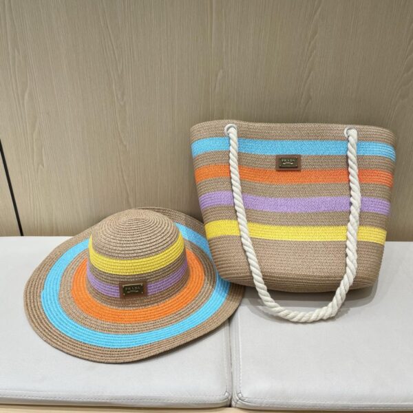 Set Prada estivo in due pezzi con cappello di paglia a tesa larga a righe e borsa di paglia