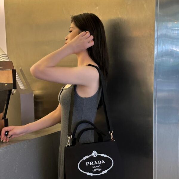 replica,repliche,fake,1:1,earrings,bracelet,ring,jewelry Borsa tote nuova di Prada in tela