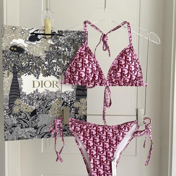 replica,repliche,fake,1:1,earrings,bracelet,ring,jewelry Il nuovo bikini di Dior è un costume da bagno adatto a varie scene: mare, piscina, sorgenti termali, parco acquatico, rafting