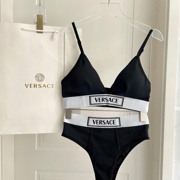 replica,repliche,fake,1:1,earrings,bracelet,ring,jewelry Il bikini diviso Versace è un costume da bagno adatto a varie scene: mare, piscina, sorgente termale, parco acquatico, rafting