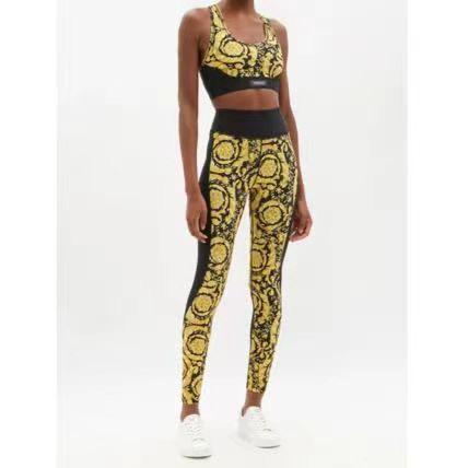 La nuova tuta sportiva attillata di Versace, top collant a maniche lunghe + leggings elastici in vita
