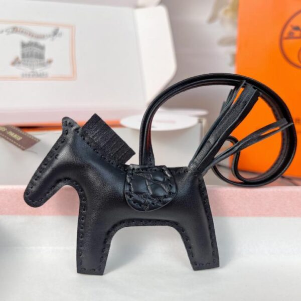 replica,repliche,fake,1:1,earrings,bracelet,ring,jewelry Ciondolo e portachiavi originali per borsa pegase HERMES Rodeo di alta qualità, realizzati con cuciture fatte a mano