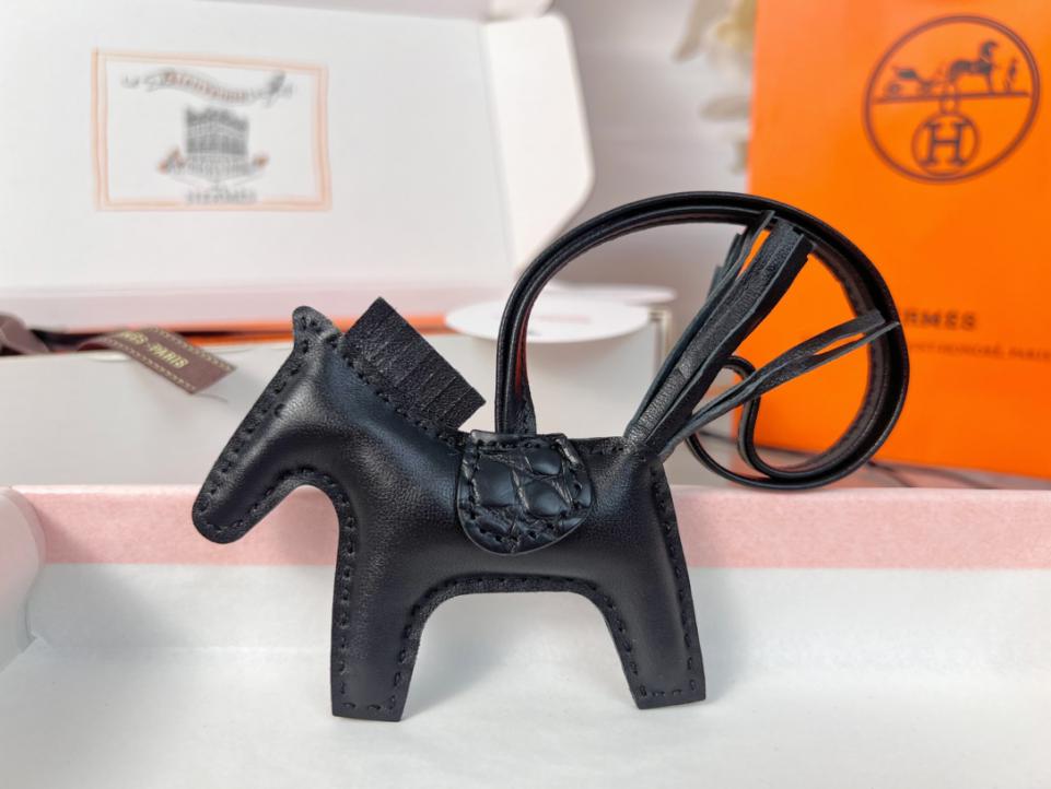 replica,repliche,fake,1:1,earrings,bracelet,ring,jewelry Ciondolo e portachiavi originali per borsa pegase HERMES Rodeo di alta qualità, realizzati con cuciture fatte a mano replica,repliche,fake,1:1,earrings,bracelet,ring,jewelry Ciondolo e portachiavi originali per borsa pegase HERMES Rodeo di alta qualità, realizzati con cuciture fatte a mano