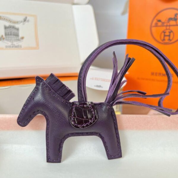 replica,repliche,fake,1:1,earrings,bracelet,ring,jewelry Ciondolo e portachiavi originali per borsa pegase HERMES Rodeo di alta qualità, realizzati con cuciture fatte a mano
